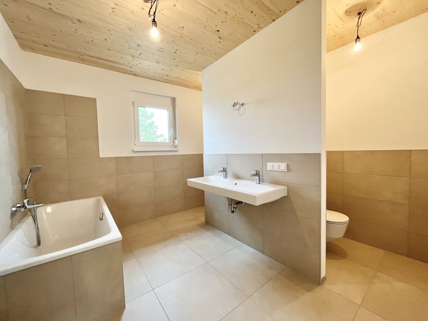Badezimmer mit Wanne