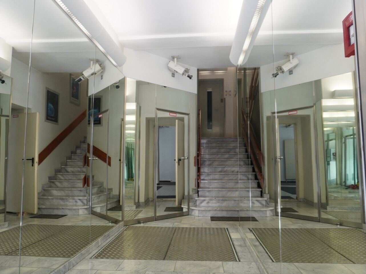 Nebeneingang (Büroei