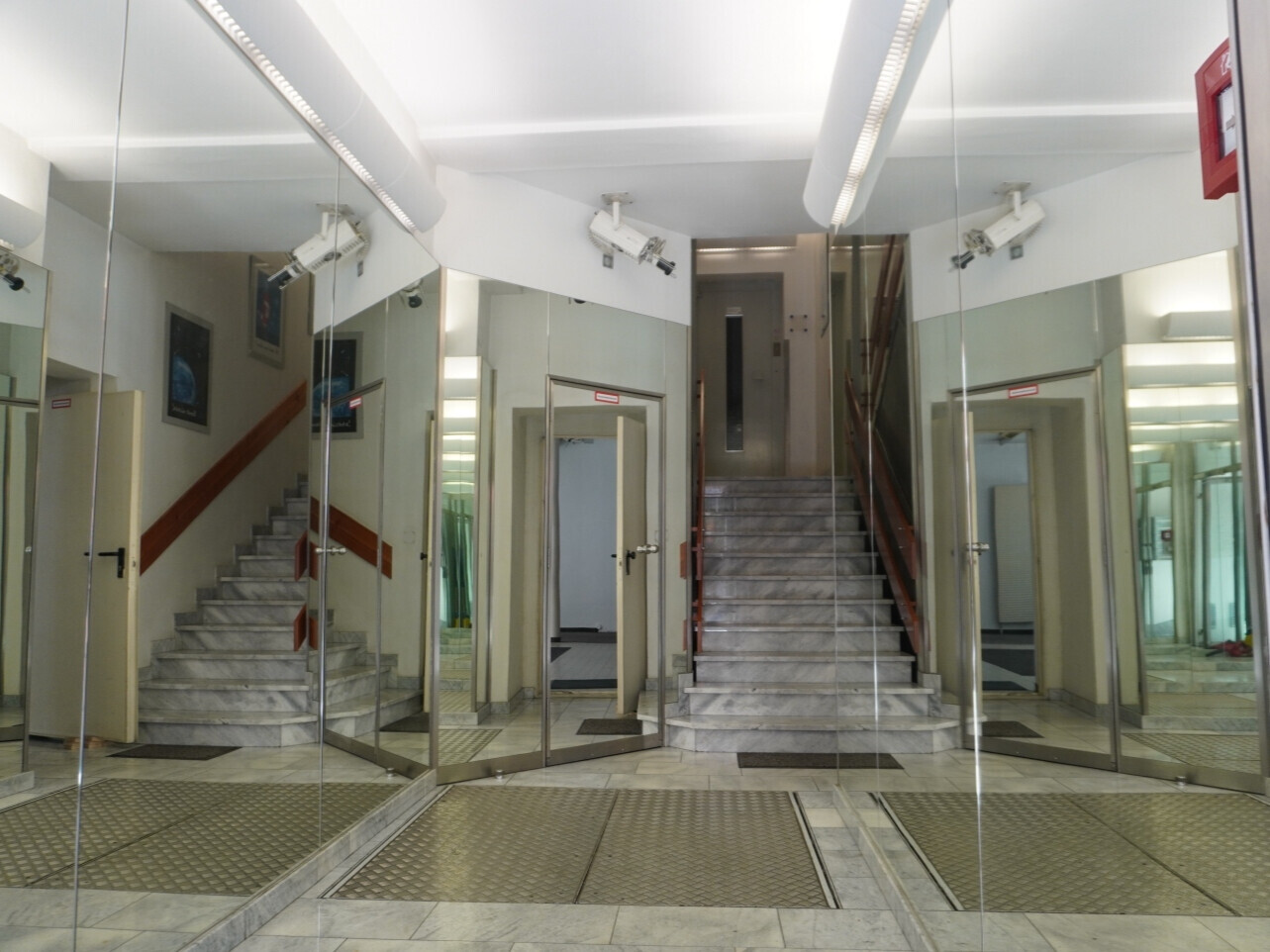 Nebeneingang (Büroei