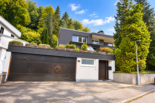 Moderne Villa am grünen Hang