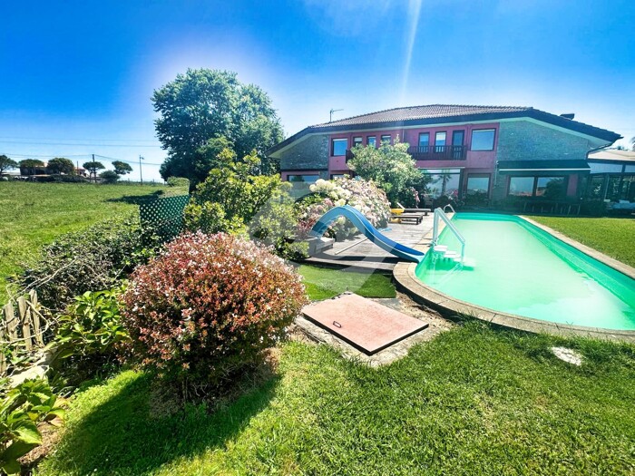 Hausansicht mit Pool