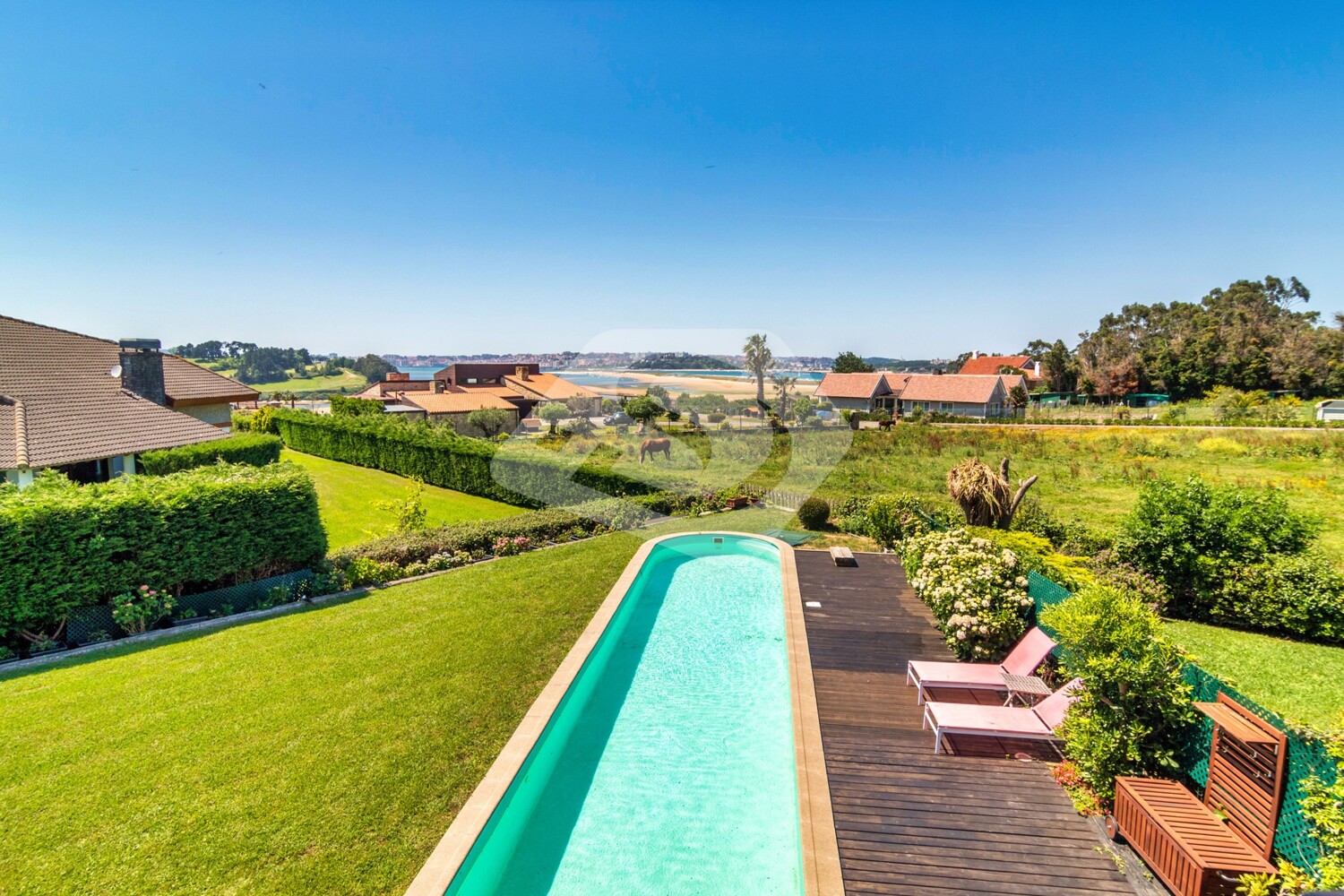 Blick vom Pool aufs Meer