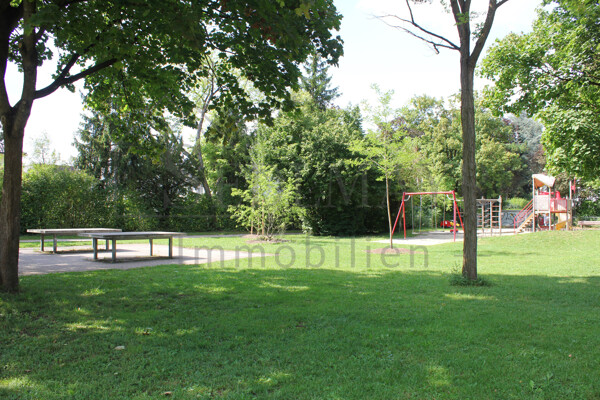 Grünanlage Nähe des Grundstücks 1