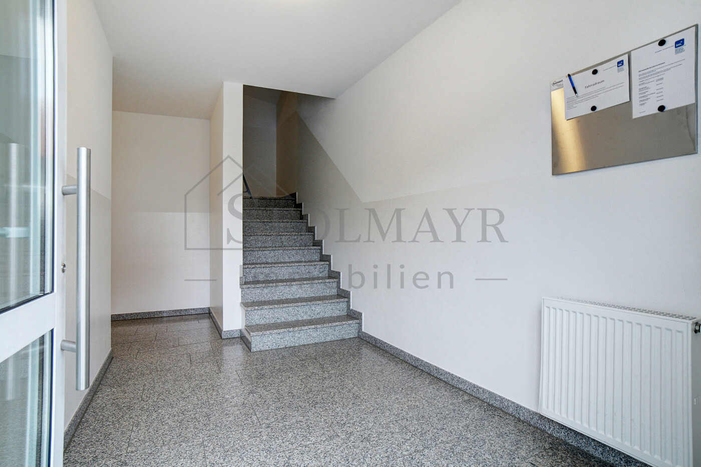 Hauseingang Mehrfamilienhaus