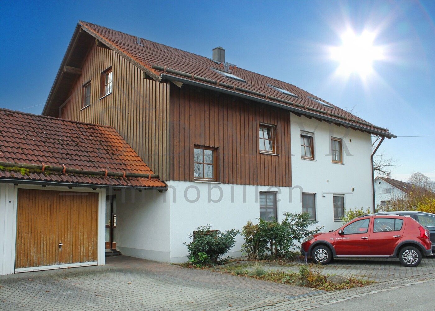 Ansicht Garage und Stellplatz