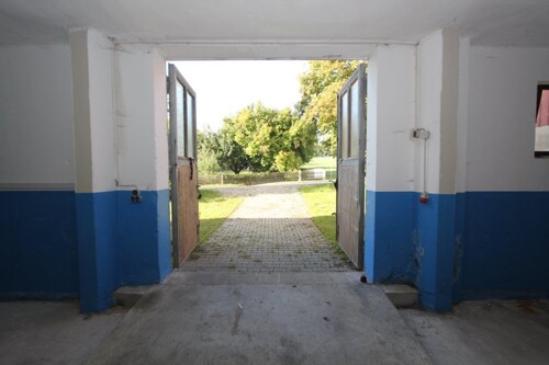 Innenblick zum Hallentor