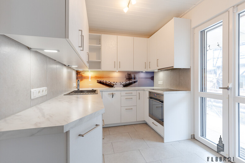 Küche mit Zugang zur Terrasse