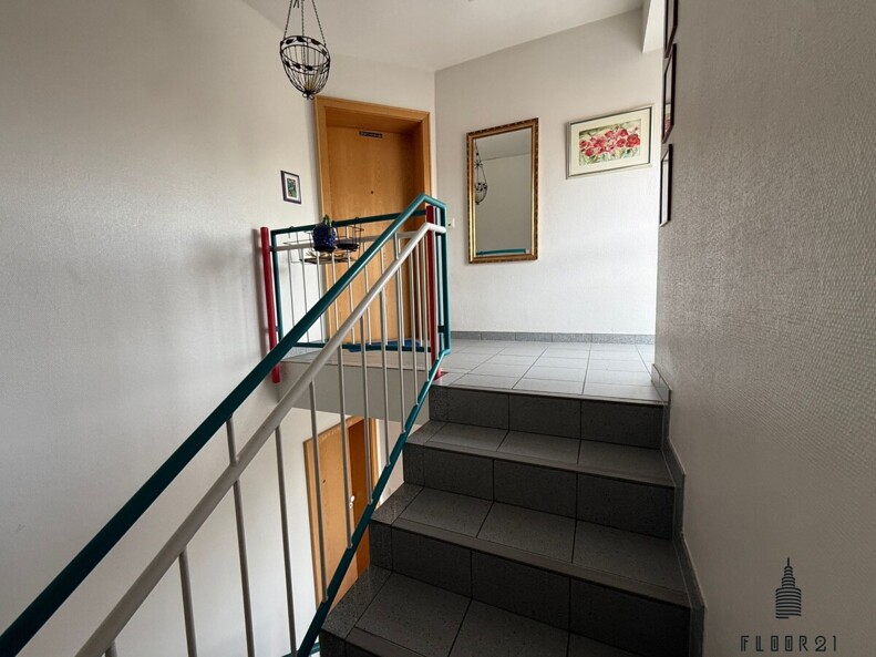 Treppenhaus + Wohnungseingang