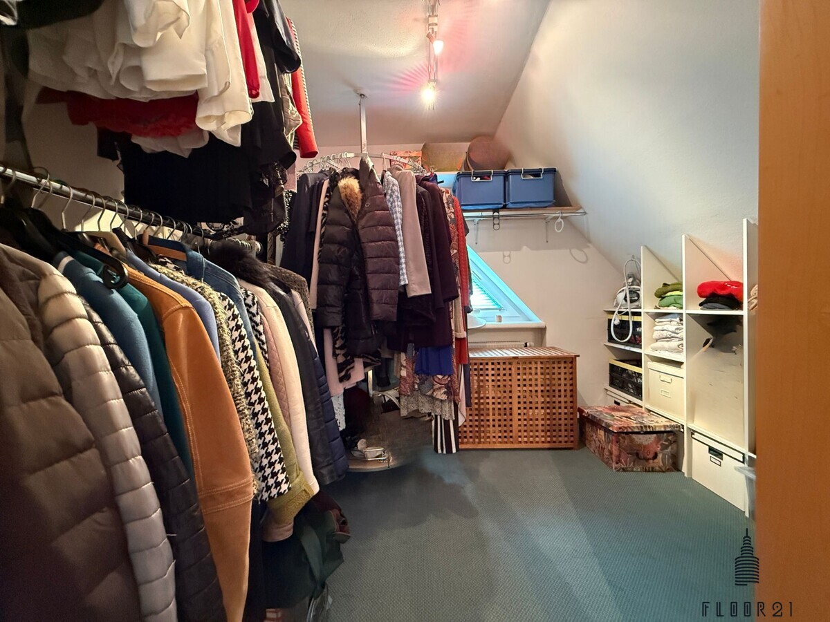 Schlaf-/Gästezimmer 1 begehbarer Schrank