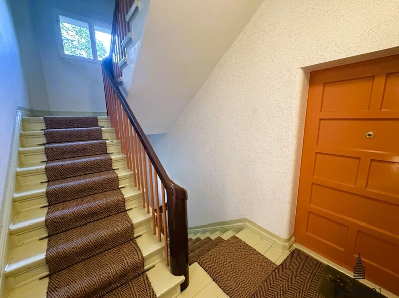 Treppenhaus/Wohnungstür 