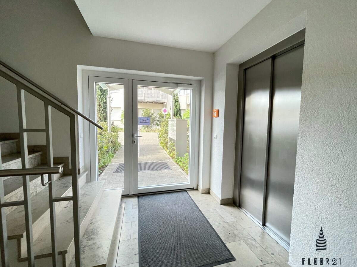 Hauseingangsbereich mit Aufzug