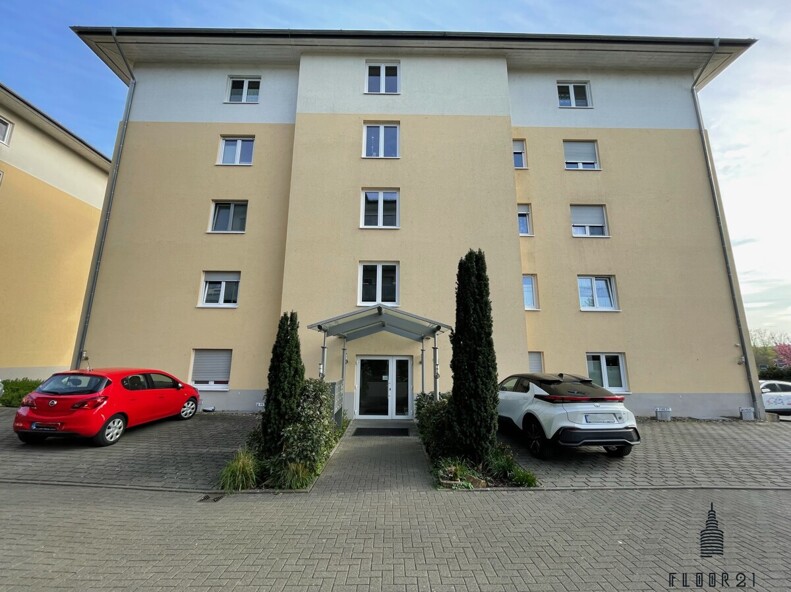 Hausansicht Eingangsbereich mit Stellplatz