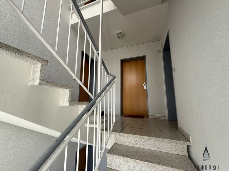 Treppenhaus_Wohnungstür