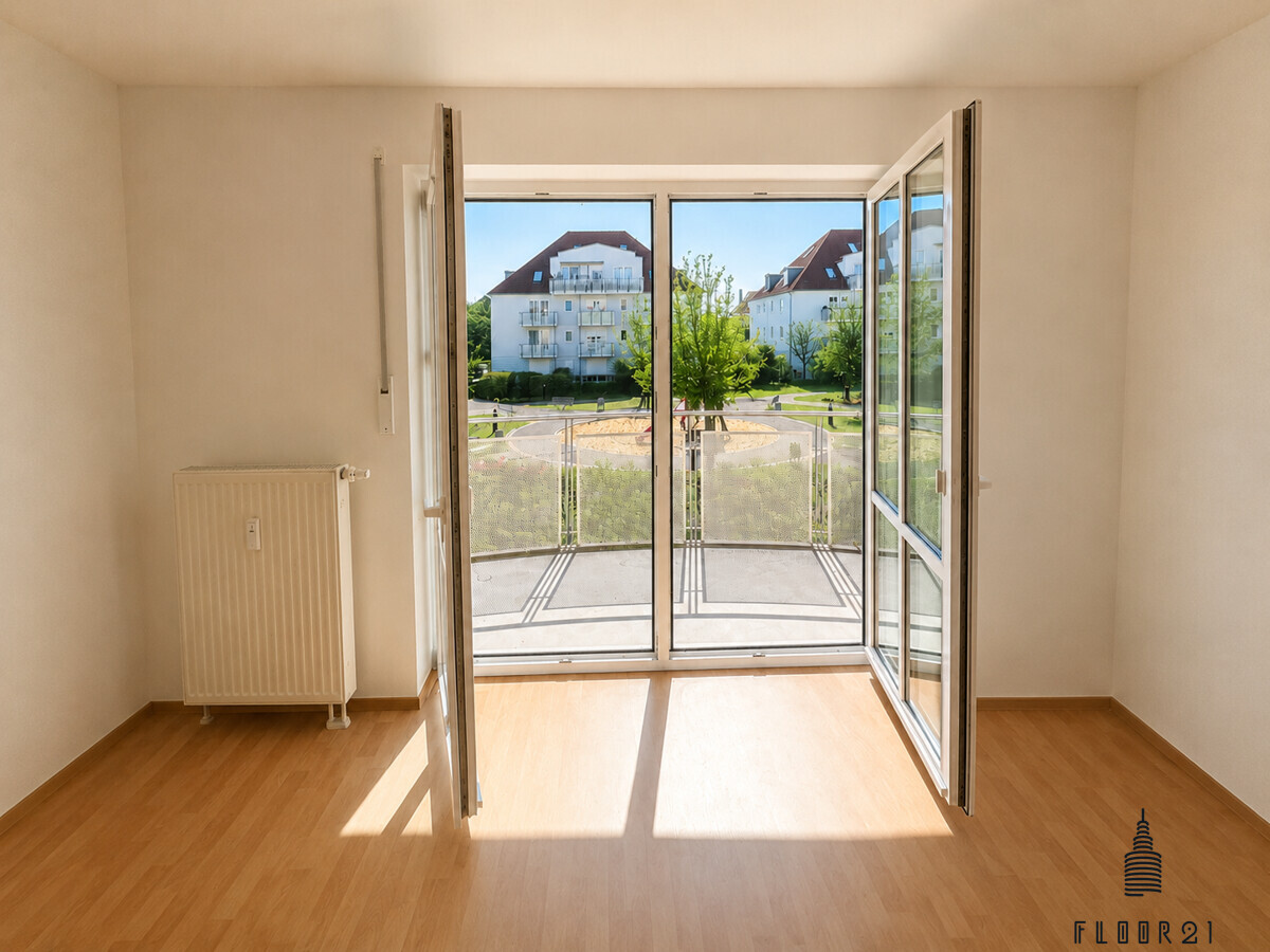Wohnzimmer mit Zugang zum Balkon