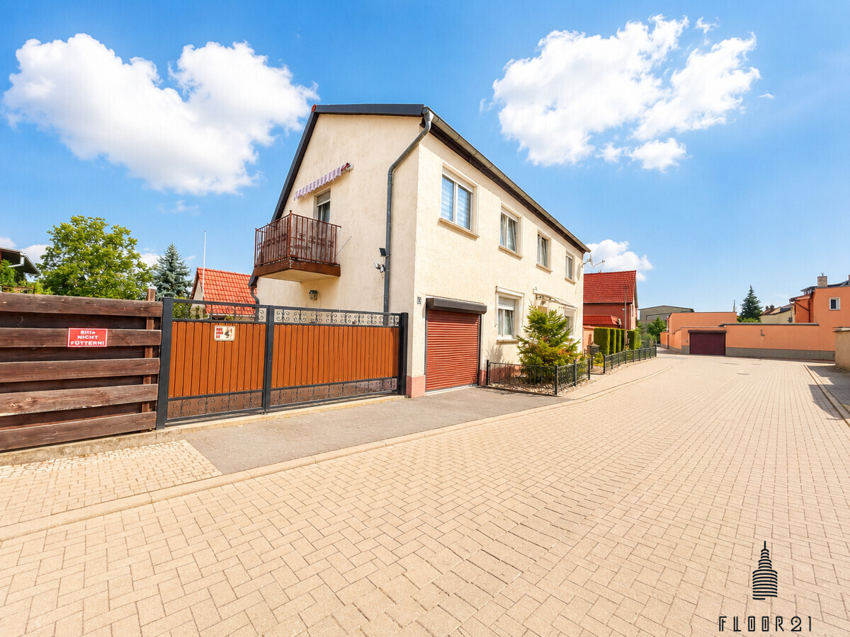 Hausansicht mit Garage und Zufahrt