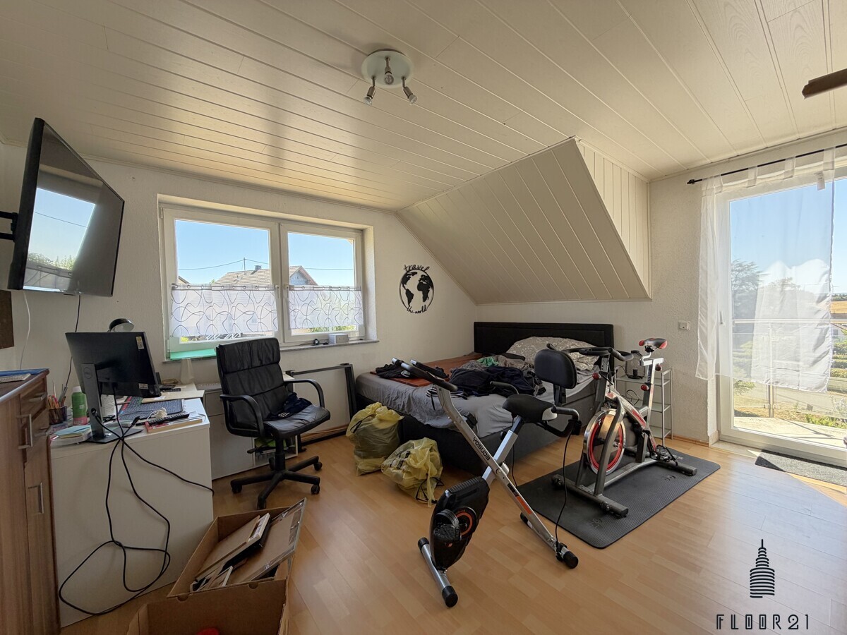 Kinder- / Gäste- / Arbeitszimmer mit Balkonzugang  im Dachgeschoss