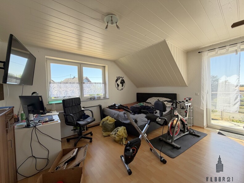Kinder- / Gäste- / Arbeitszimmer mit Balkonzugang  im Dachgeschoss