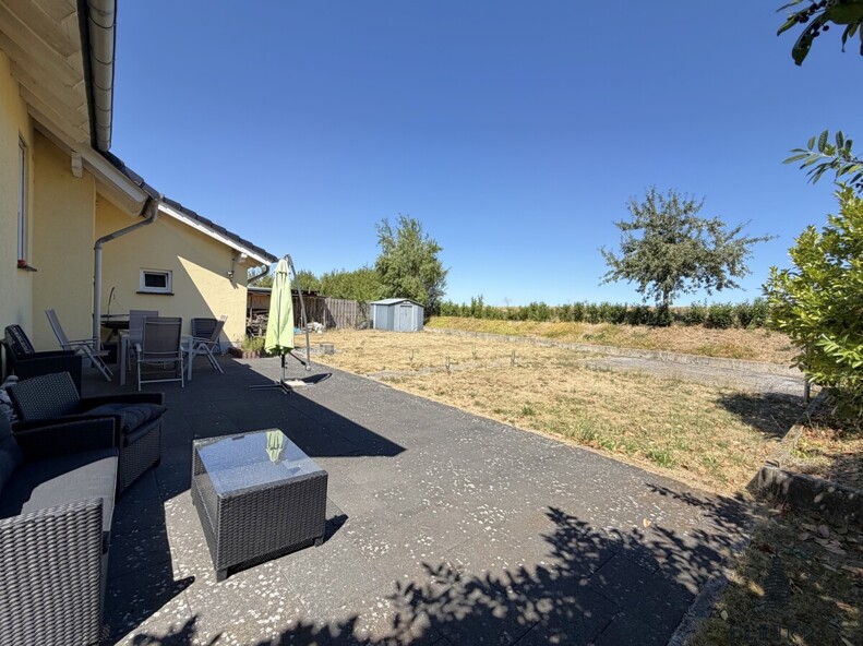 Terrasse mit Garten