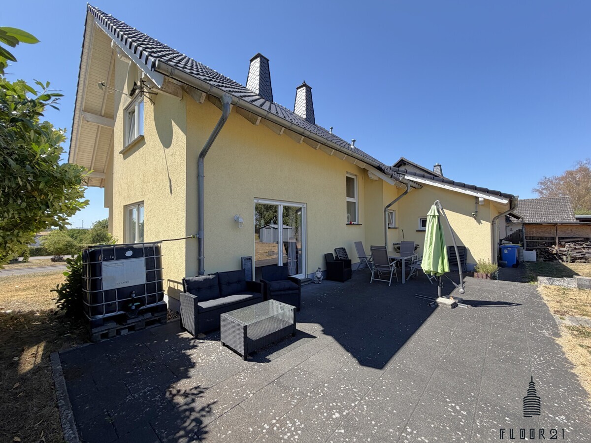 Rückseite mit Terrasse