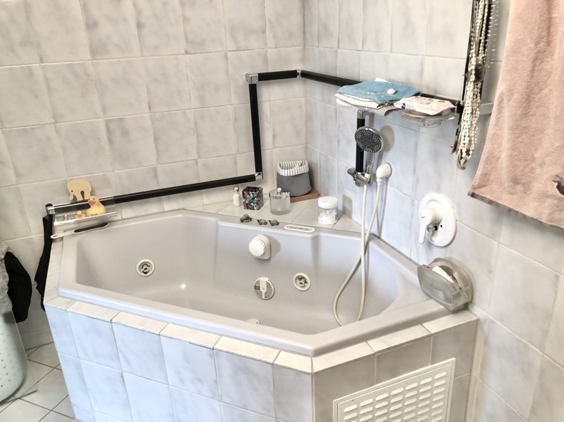 Badezimmer mit Whirlpoolwanne