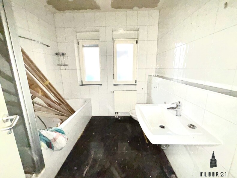Bad mit Dusche, Badewanne & WC