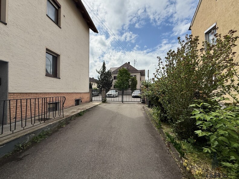 Hofzufahrt 2