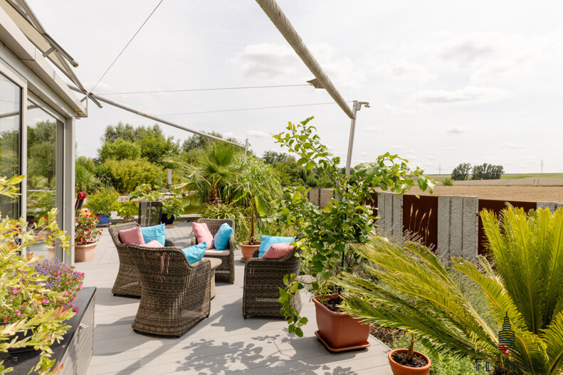 Terrasse mit Feldblick