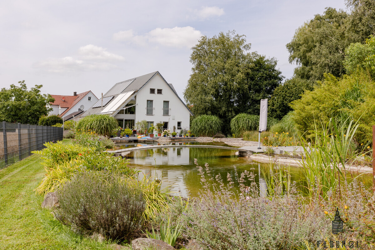 Hausansicht mit Schwimmteich