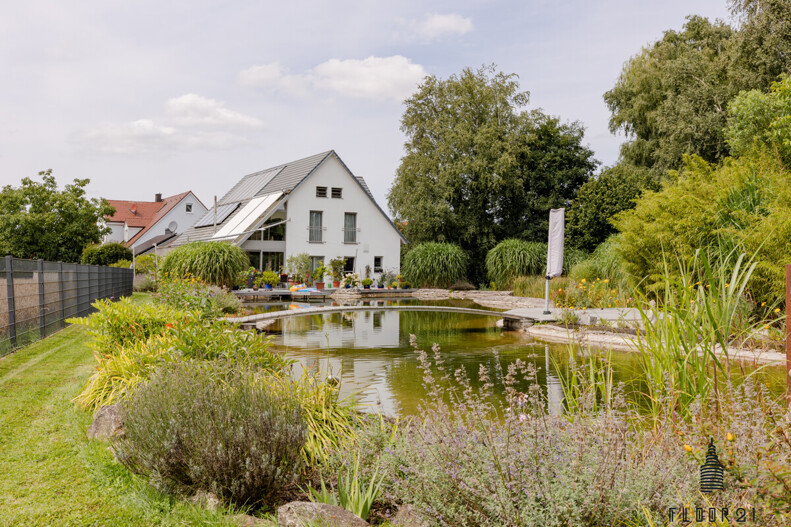 Hausansicht mit Schwimmteich