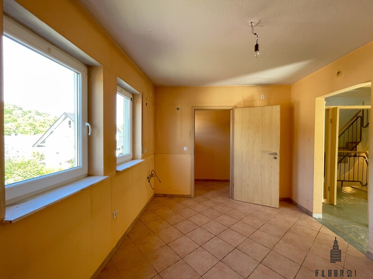 Küche mit Abstellkammer