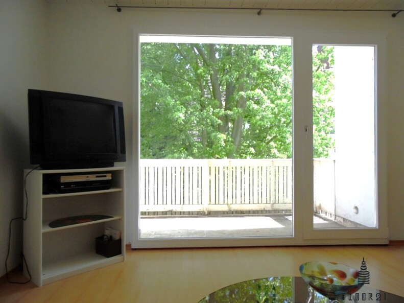 Wohnzimmer mit Balkon