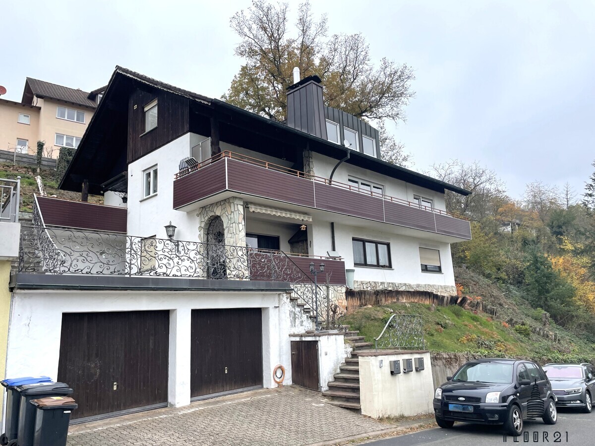 Hausansicht mit Garagen