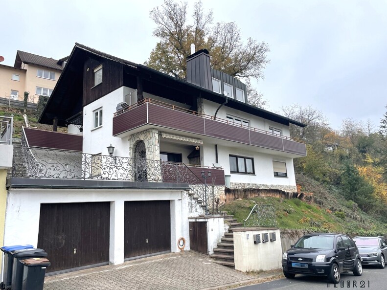 Hausansicht mit Garagen