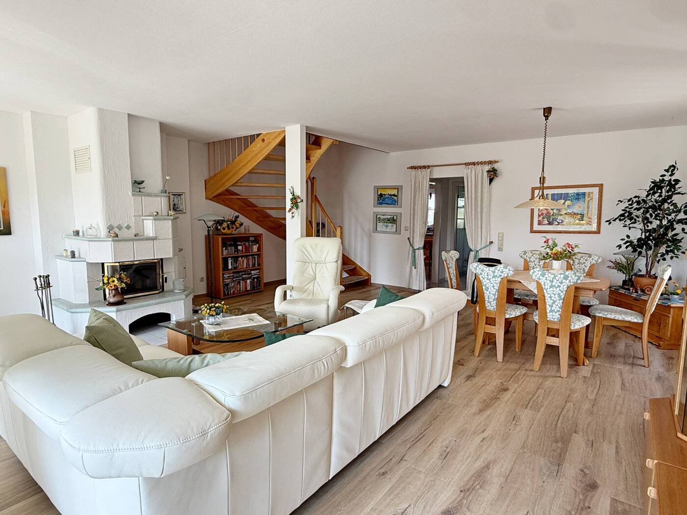 Wohn-Esszimmer (Haus links)