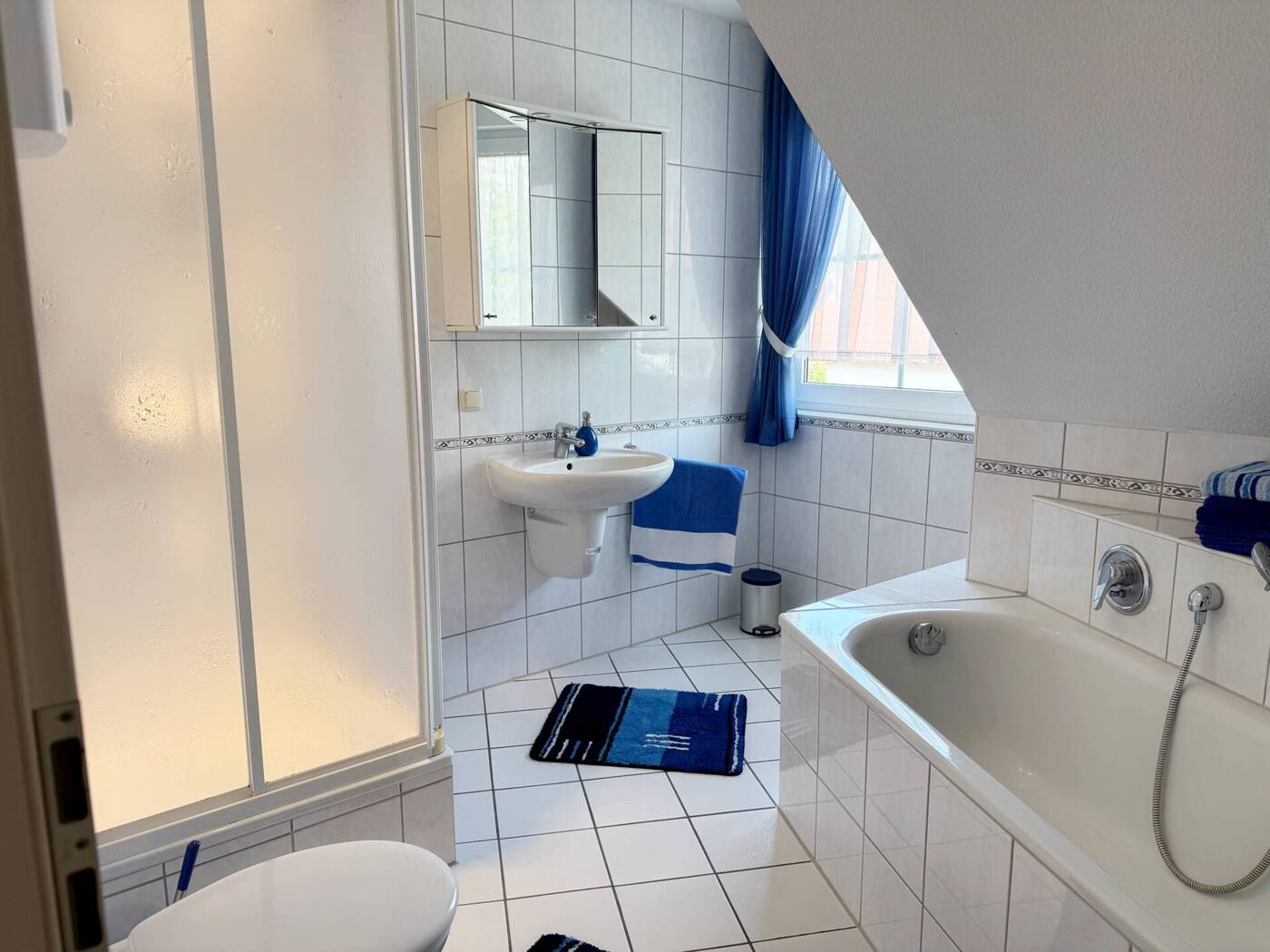 Tageslichtbad (Haus links)