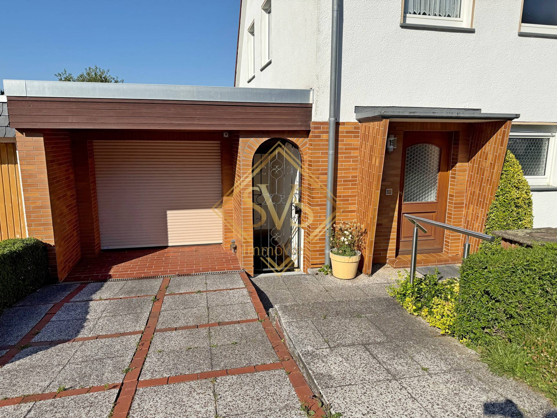 Garage und Eingang