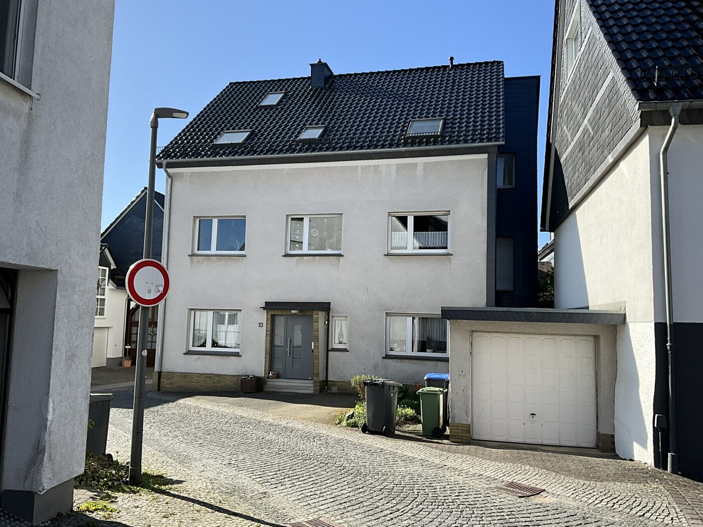 Vorderansicht und Garage