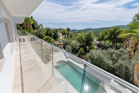 Balkon mit Poolblick