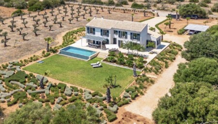 Bezugsfertige Neubau-Finca nahe Es Trenc – mediterraner Luxus mit Infinity-Pool, Olivenhain und autarkem Energiekonzept