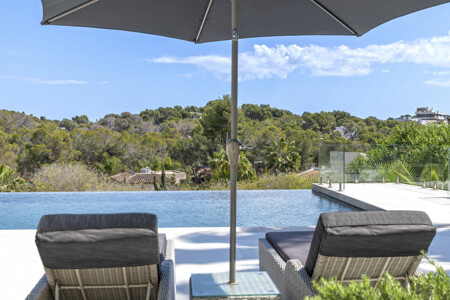 Villa in Portals Nous kaufen – renovierte Luxusvilla mit beheiztem Pool, Gästeapartment und Nähe zu Puerto Portals