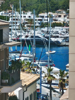 Wohnung in Port d’Andratx kaufen – Hafenlage mit Terrasse, seitlichem Meerblick und Tiefgarage