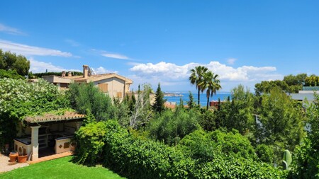 Gartenwohnung in Cas Català kaufen – Meerblick über die Bucht von Palma, privater Garten und direkter Poolzugang