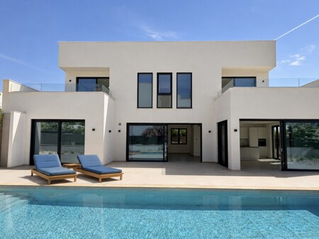 Moderne Bauhaus-Villa nahe Es Trenc – Neubau in Sa Ràpita mit Pool, Dachterrasse und Meerblick