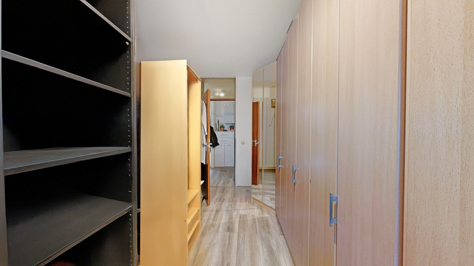 Begehbarer Kleiderschrank