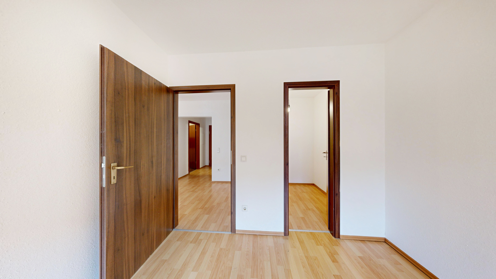 Schlafzimmer mit begehbaren Kleiderschrank