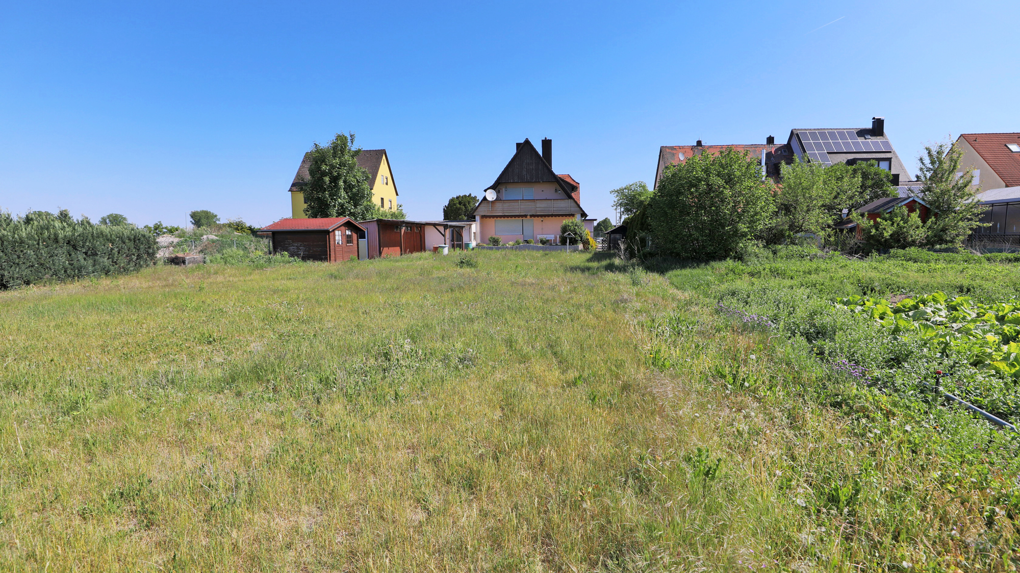 Rückansicht und Grundstück