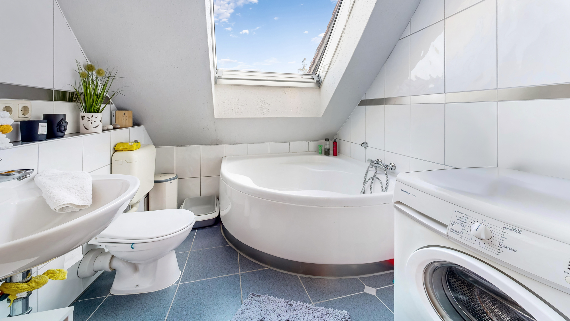 Bad mit Eckbadewanne