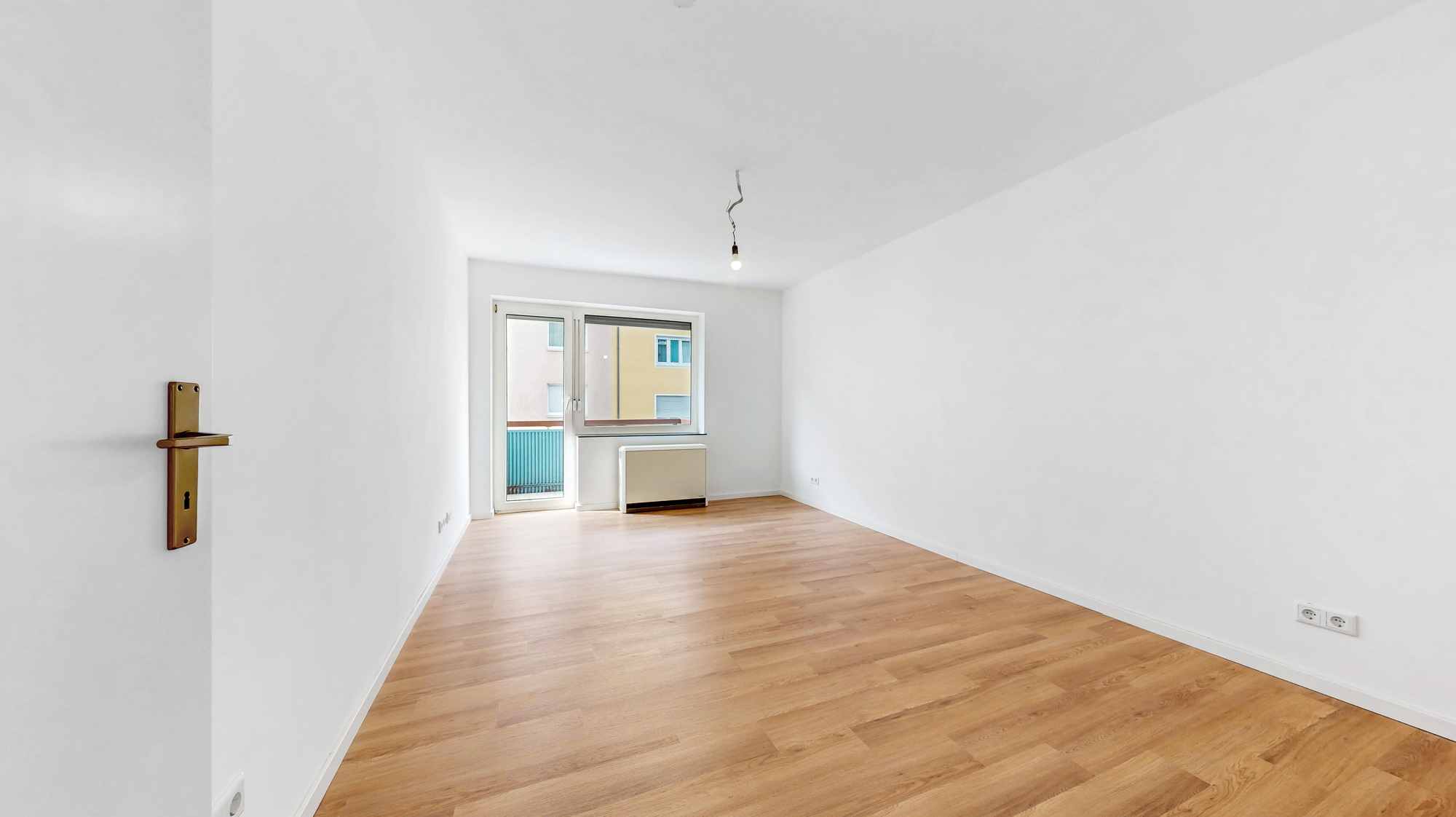 Wohnzimmer mit Balkon
