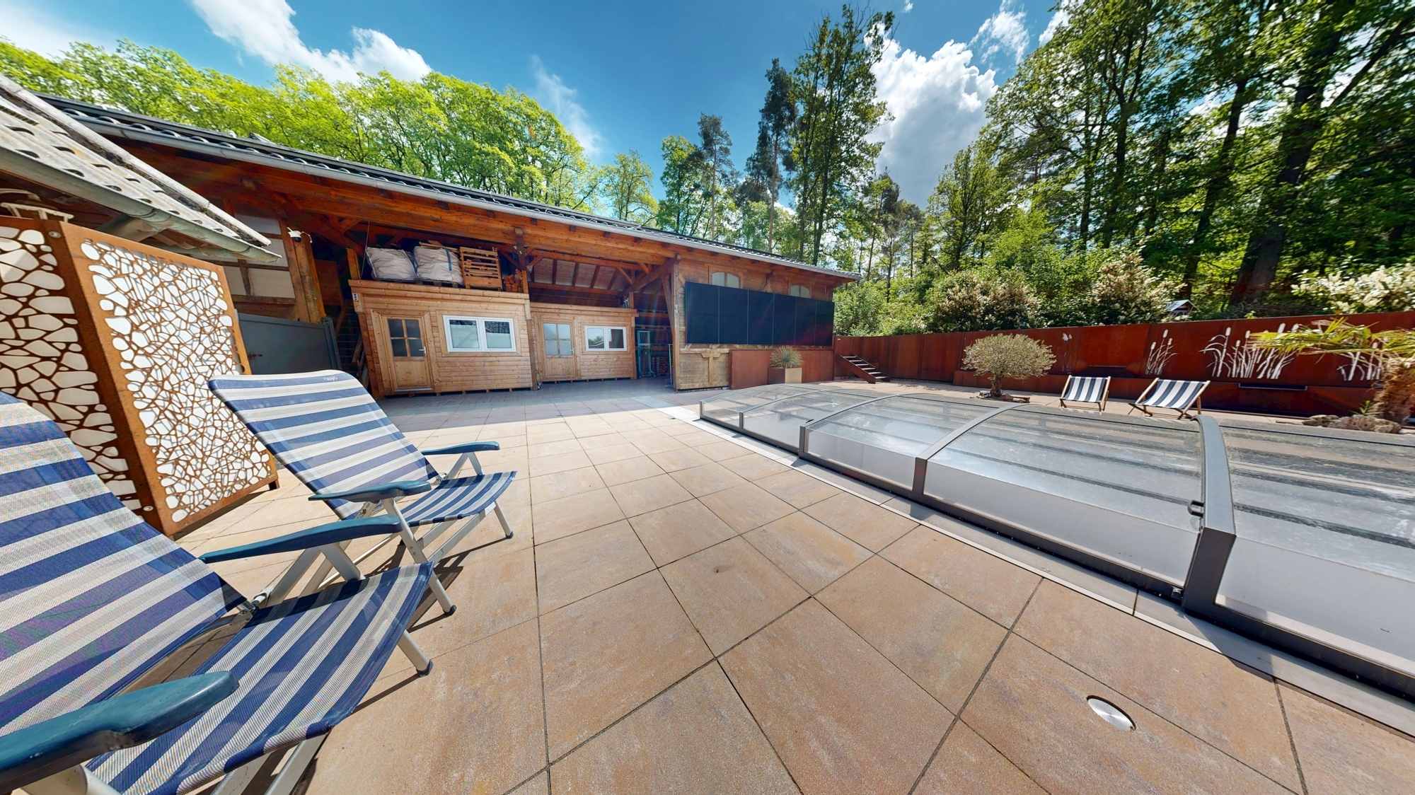 Pool und großer Schuppen