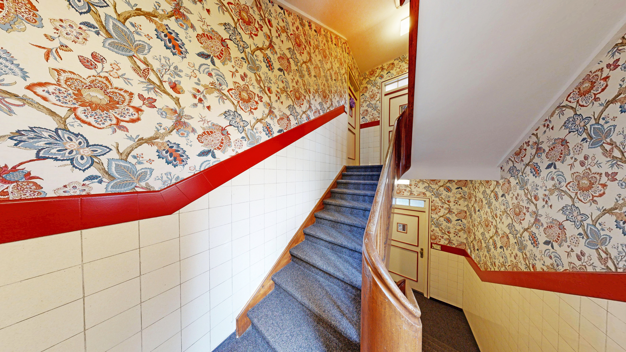 Treppenhaus mit Aufzug